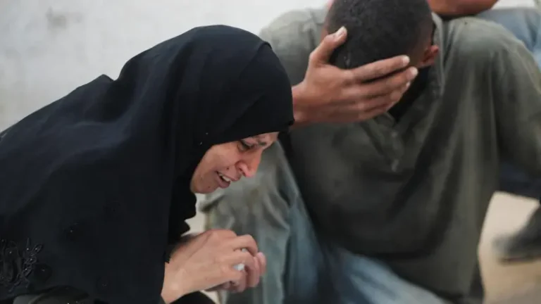 الجيش الإسرائيلي يتقدم براً نحو وسط غزة تزامناً مع غارات “عنيفة” على المدينة، ولجنة تحقيق أمميّة تتهم إسرائيل بارتكاب “إبادة جماعية” في القطاع