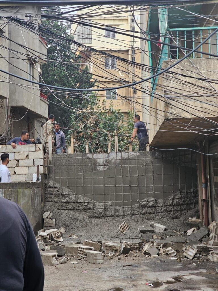 انهيار جدار يشيده الجيش اللبناني حول مخيم البداوي