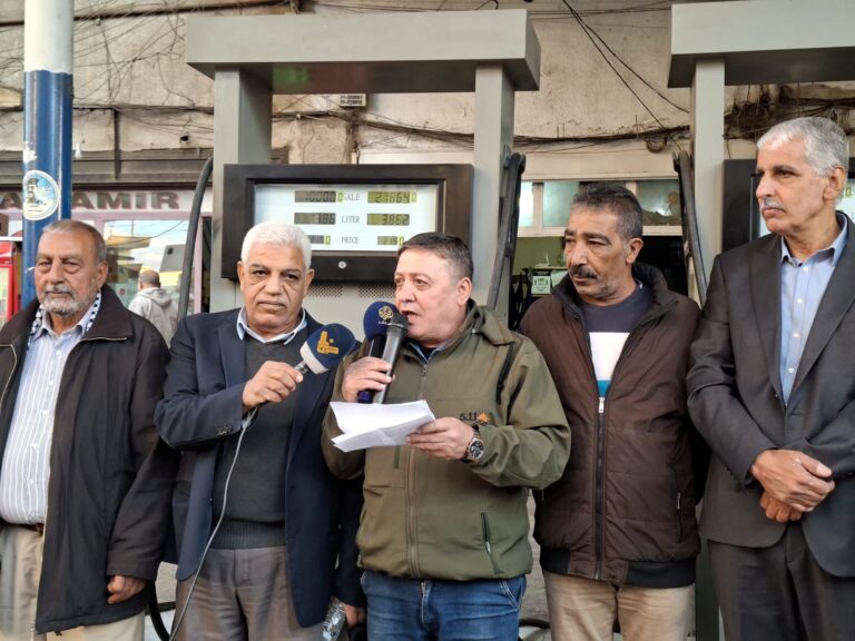 الفصائل الفلسطينية في مخيم البداوي تنظم وقفة غضب ضد القرار الأمريكي حول غزة