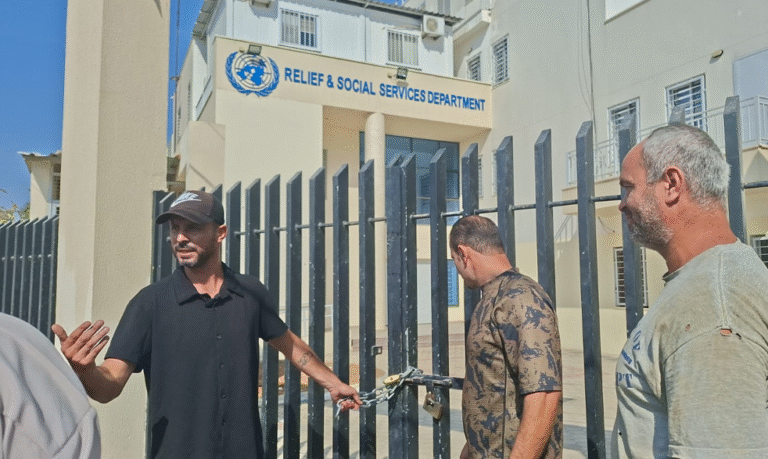 اعتصام الغضب في نهر البارد.. لاجئون يحذرون: إمّا حقوقنا أو إغلاق مؤسسات الأونروا